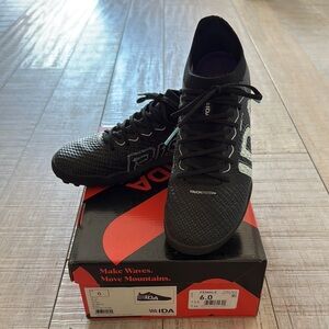 WOMEN’S specific IDA Rise indoor soccer/turf shoes in size 6.
